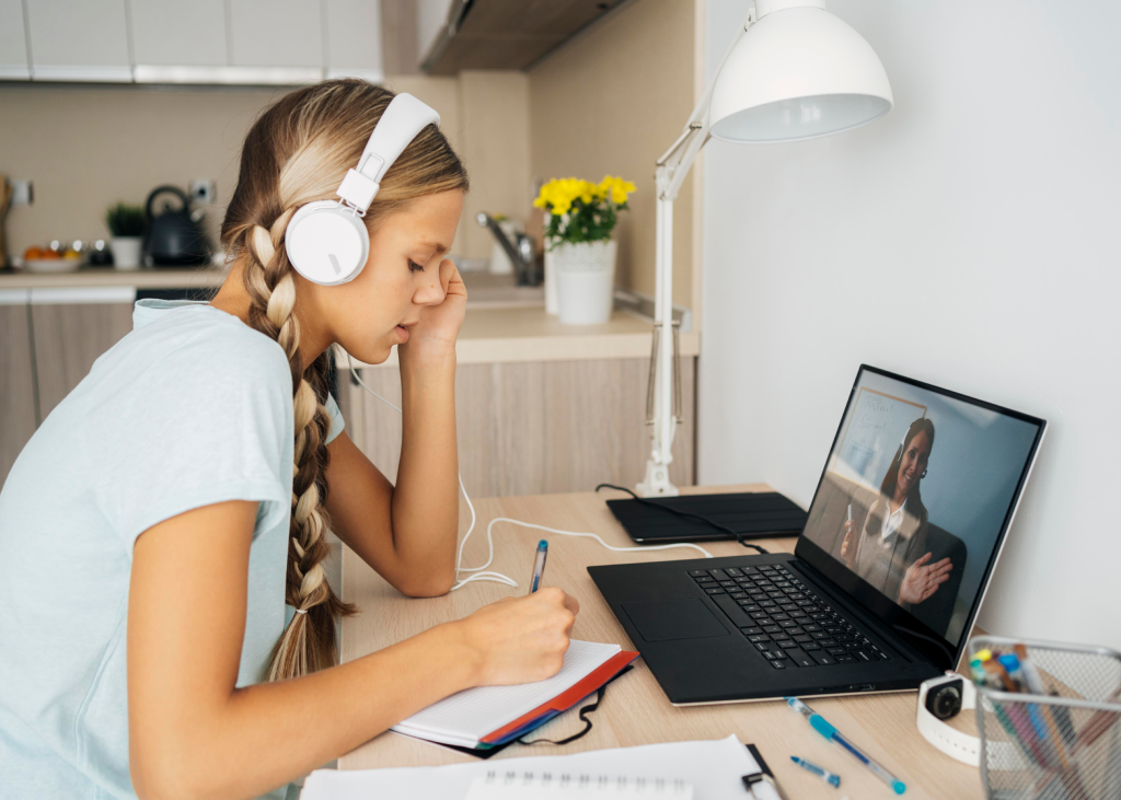 Девочка занимается английским языком в наушниках