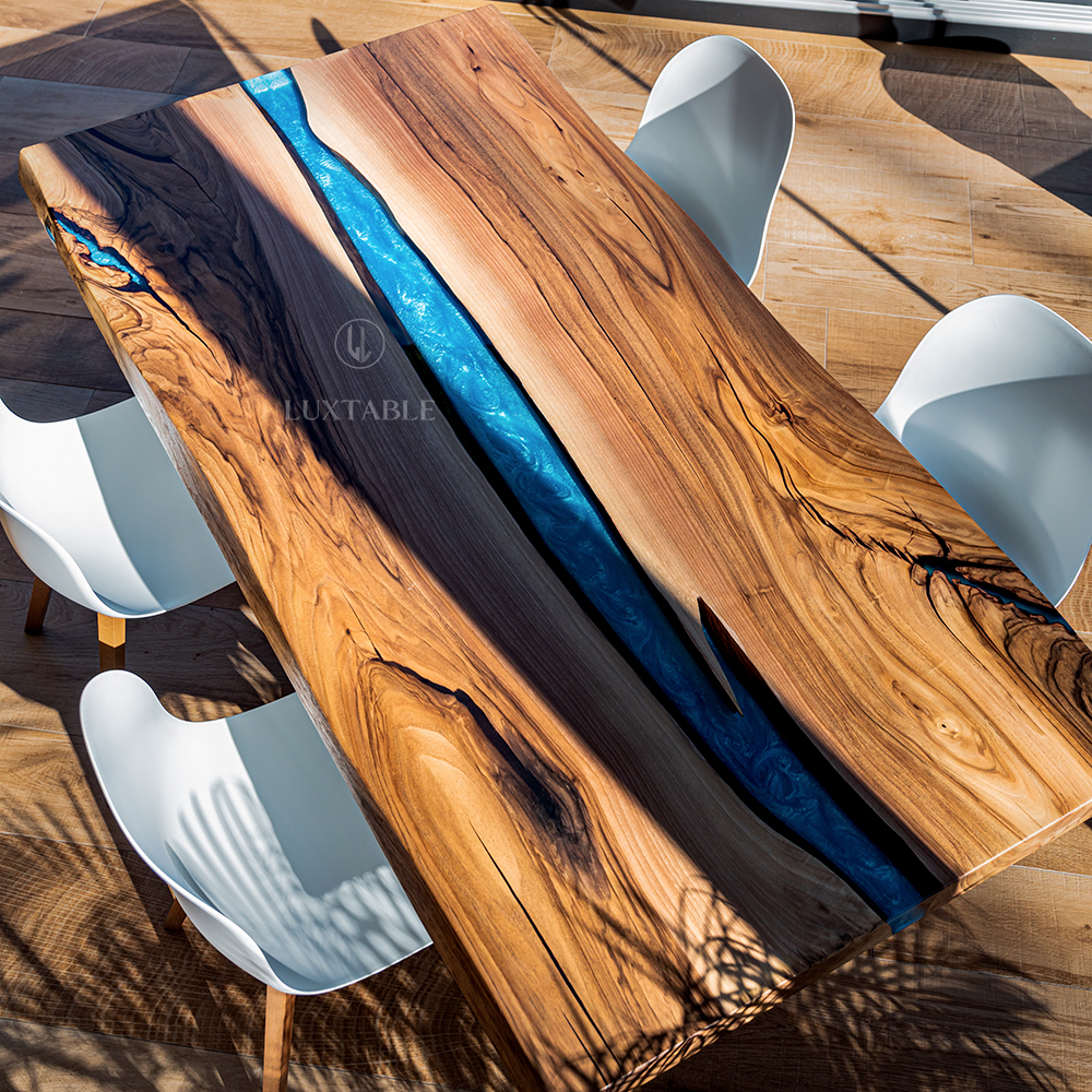 Tisch Alagoas aus europäischem Nussbaum und hellblauem Epoxidharz mit Metallic Effekt