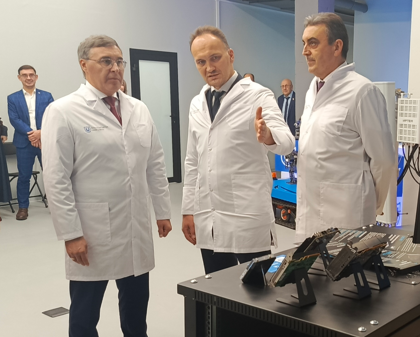 Демонстрация ИИ-ускорителей LinQ  главе Минобрнауки РФ