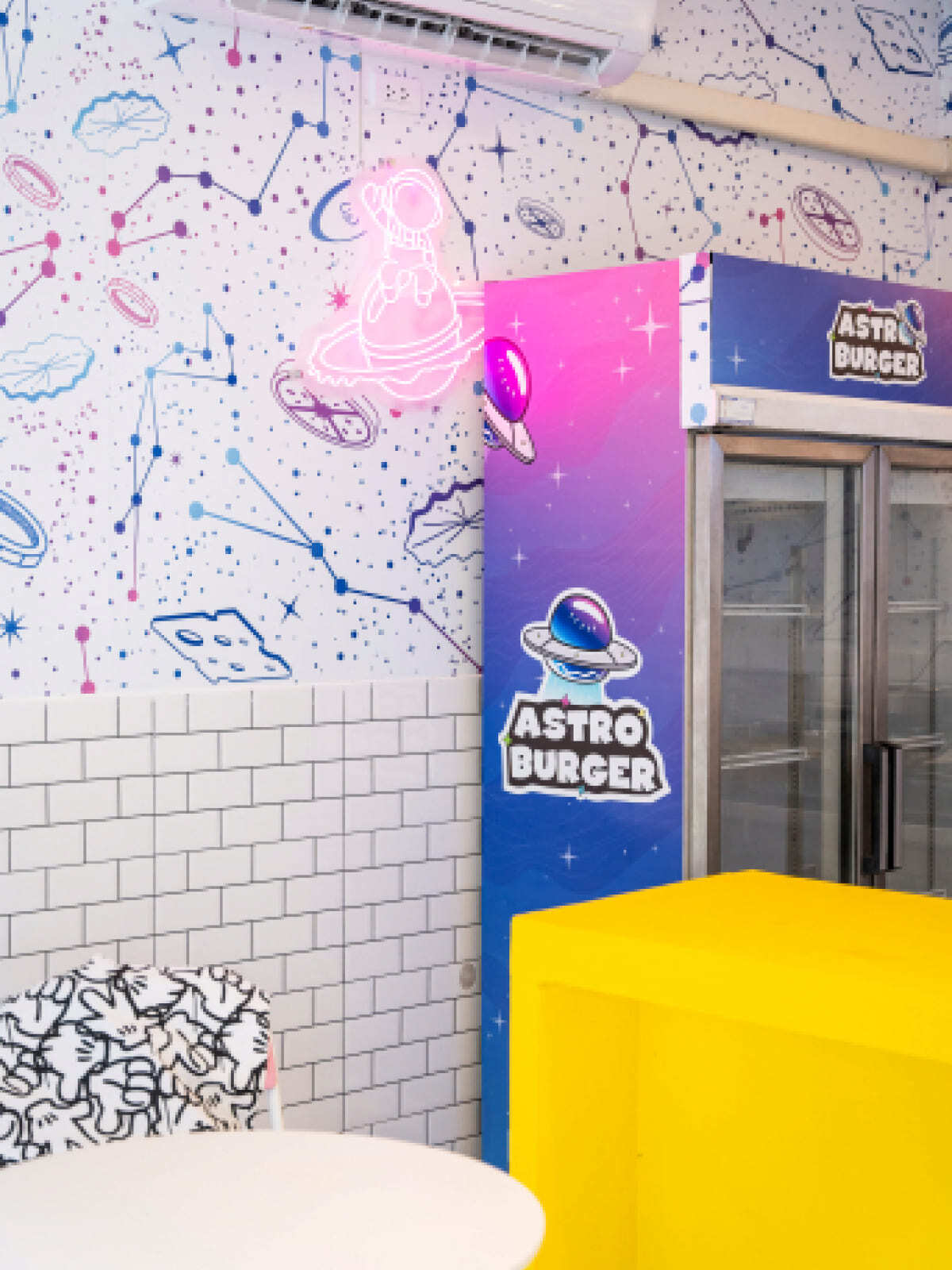 Брендинг для бургерной Astro Burger: логотип, фирменный стиль, упаковка, космическая стилистика