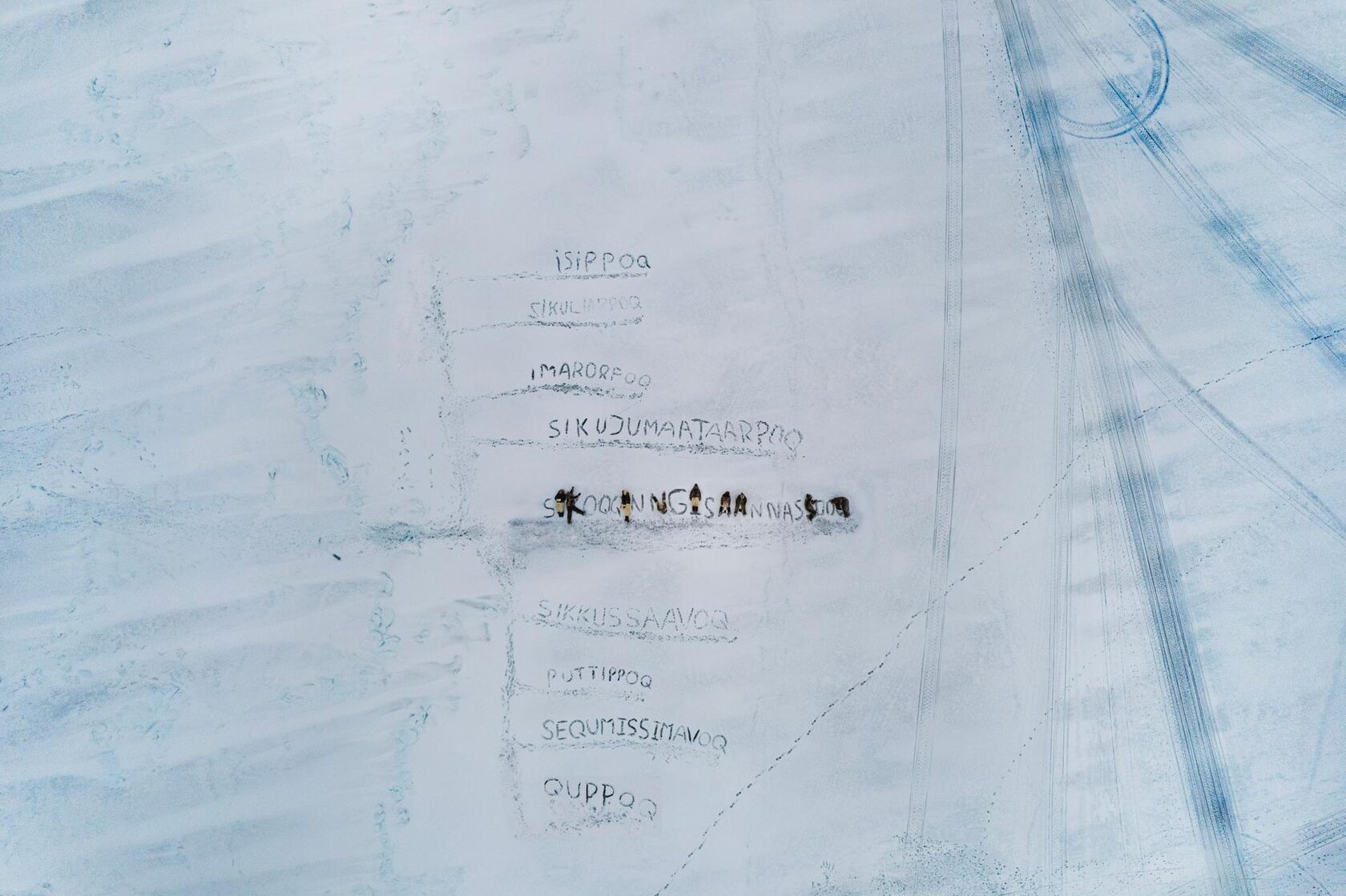 Гренландия | Адам Себир. Дети в Уумманнаке вырезают на тающем морском льду слова, описывающие климатические изменения. © Адам Себир / Onewater