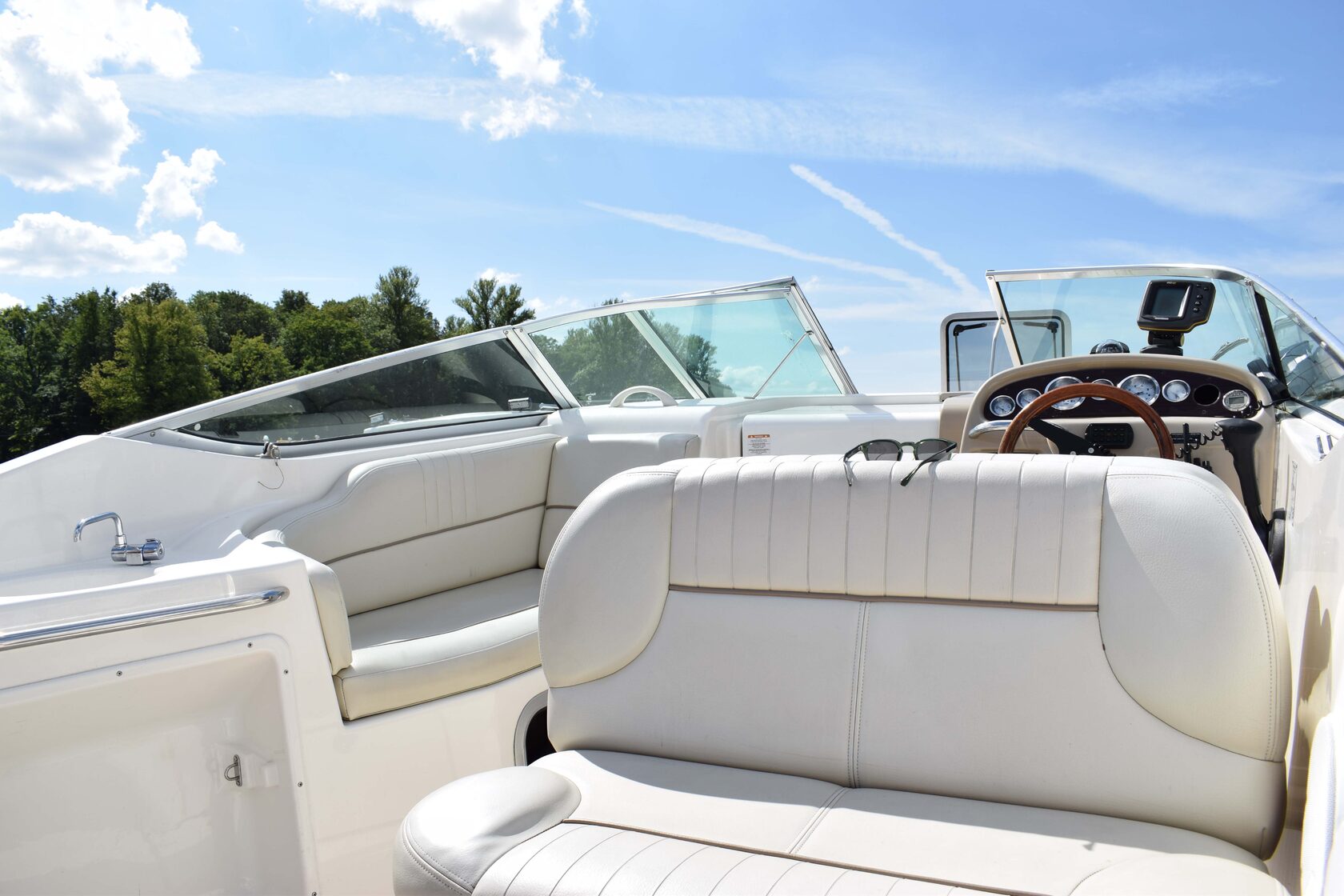 Катер Chaparral - каюта