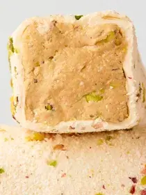 Рулет с фундучным кремом, кокосом и фисташкой — срез