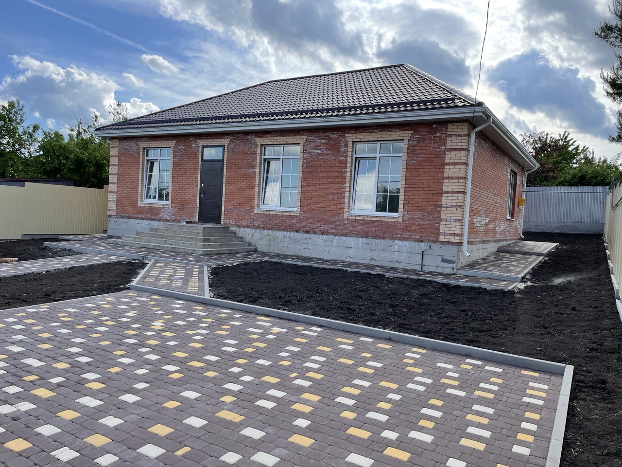 Одноэтажный дом 100 кв. Один этаж дом в один кирпич. Один этаж дом в один кирпич. М. Одноэтажный кирпичный дом 100 кв м.