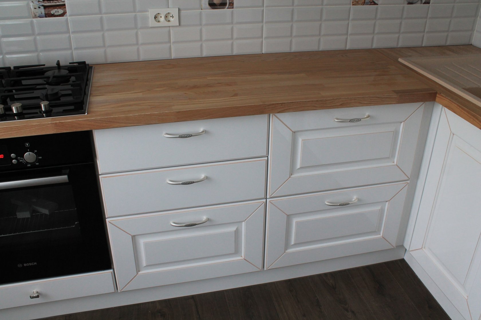 Столешница из натурального камня, например, гранита