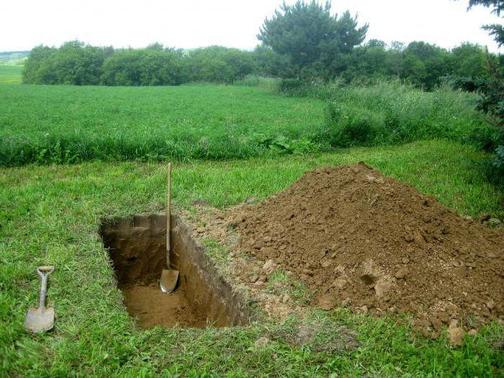 Копка могил - похоронная бригада 4 или 6 человек, подготовка площадки