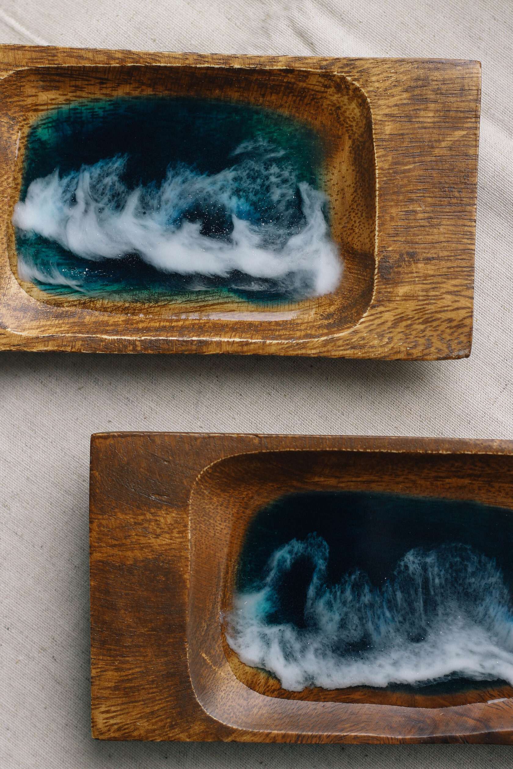 Деревянная миска из эпоксидной смолы с эффектом моря