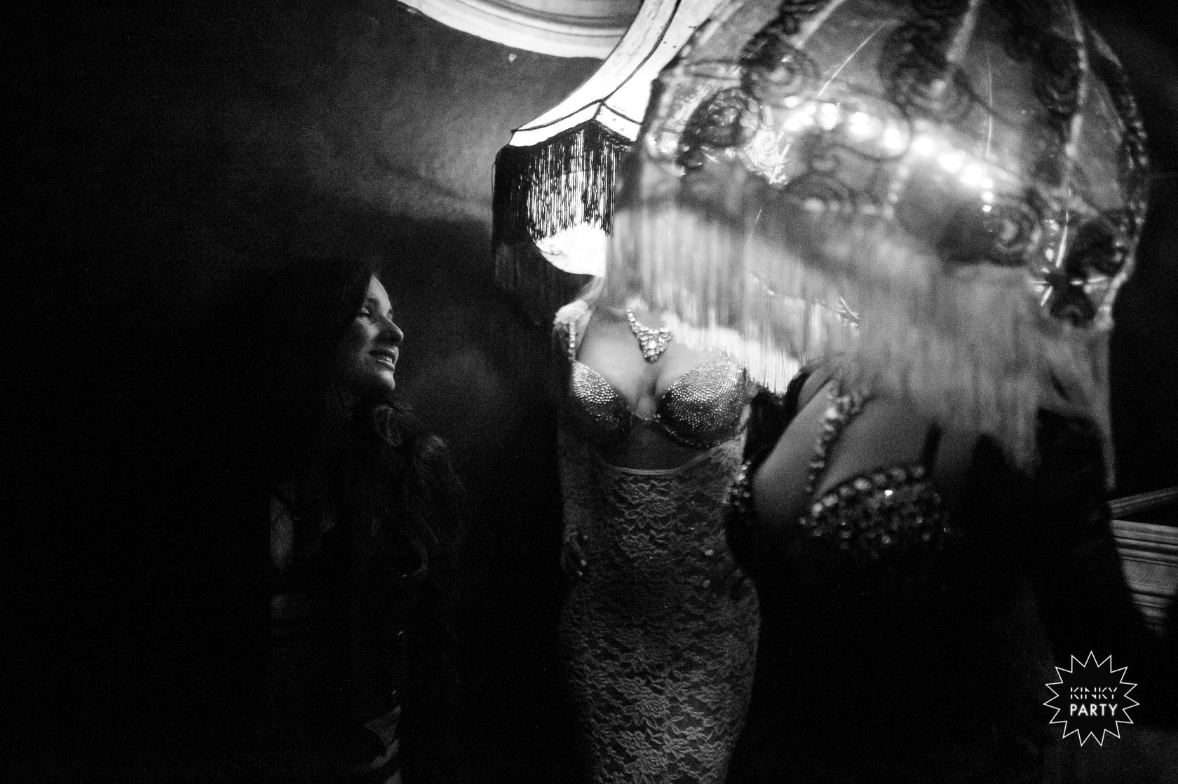 катрина уэнсдей аддамс. бар декаданс логотип. серебряный век богема. венсди аддамс. картины в стиле декаданс.