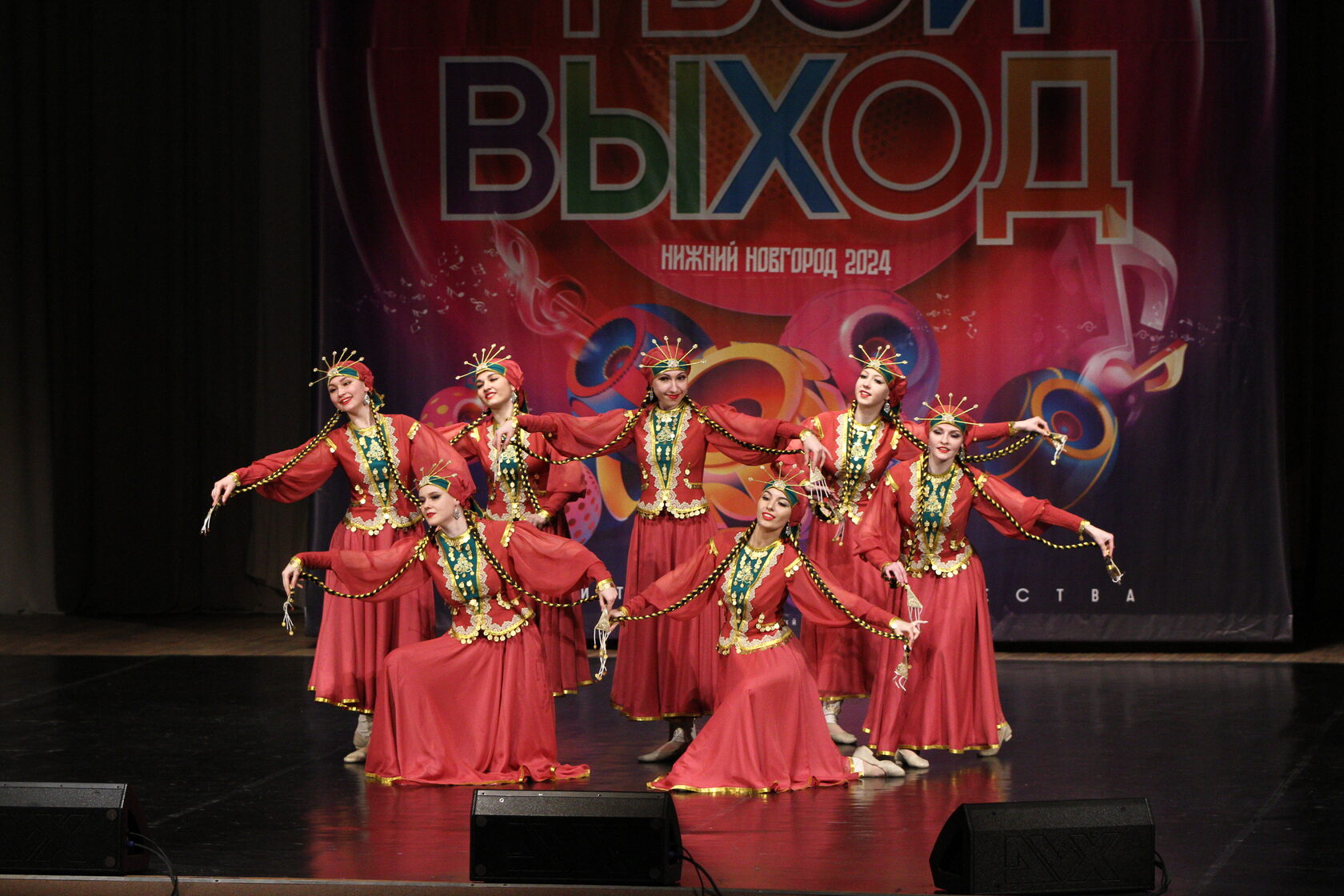 Танцевальный коллектив в красных костюмах на конкурсе «Твой выход»