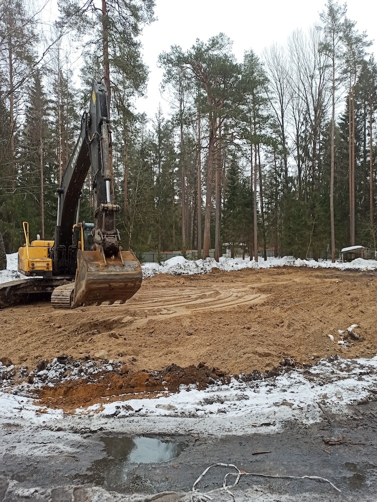 Экскаватор на участке