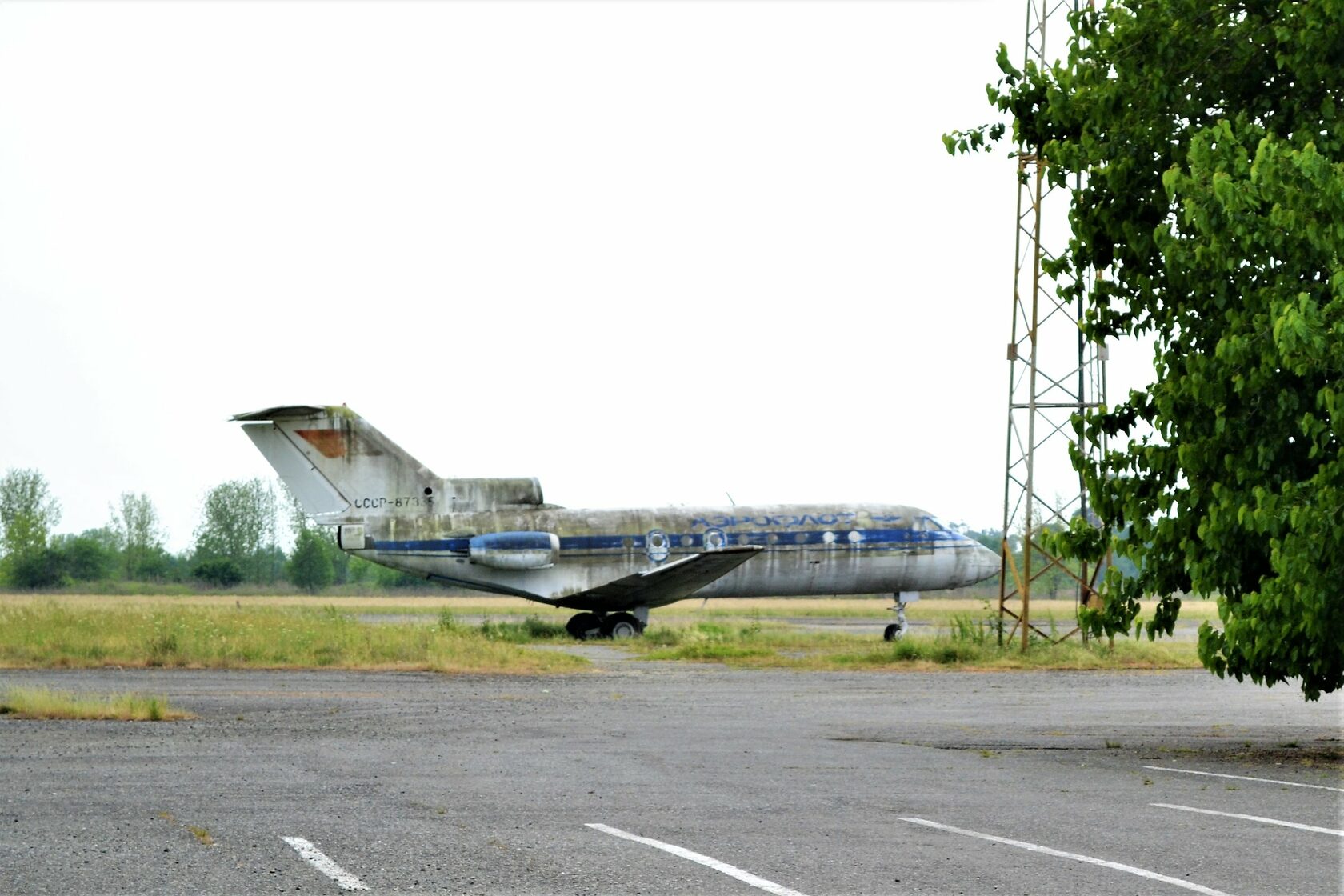 Сухумский аэропорт. Аэропорт Бабушара Абхазия. Сухумский аэропорт Бабушара. Аэродром Сухуми- Бабушара. Заброшенный аэропорт в Сухуми.