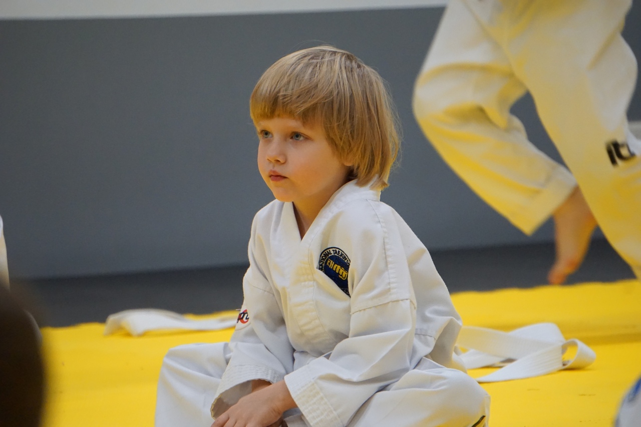 Ребенок не хочет заниматься спортом. Ребенок не хочет заниматься. Ребенок не хочет заниматься фото. Дошкольник не хочет заниматься спортом.