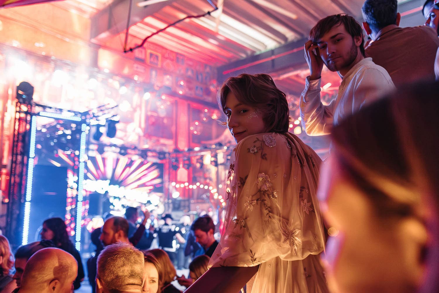 Гости с UV-глиттером под неоновым освещением на вечеринке