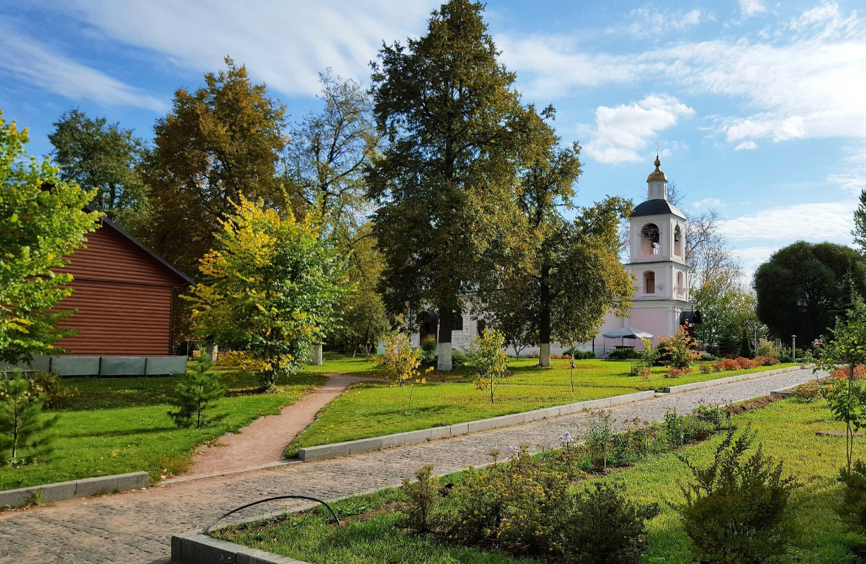 Храм троицы в хорошево-мневниках. Храм живоначальной троицы в хорошеве. Карамышевская набережная 15. Храм живоначальной троицы в хорошеве карамышевская наб. Храм живоначальной троицы в москве в хорошёве.