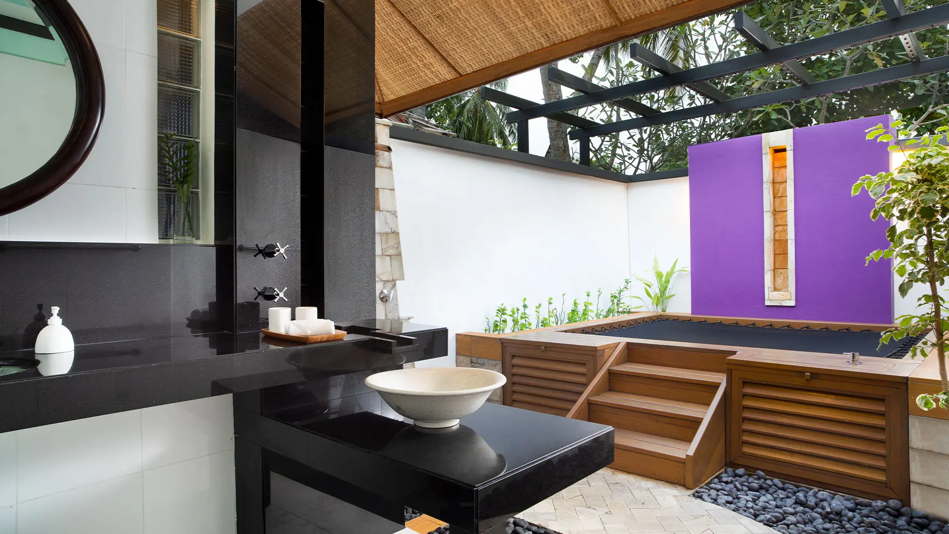 Зона отдыха с синим диваном в вилле Beachfront Rainmist Villa