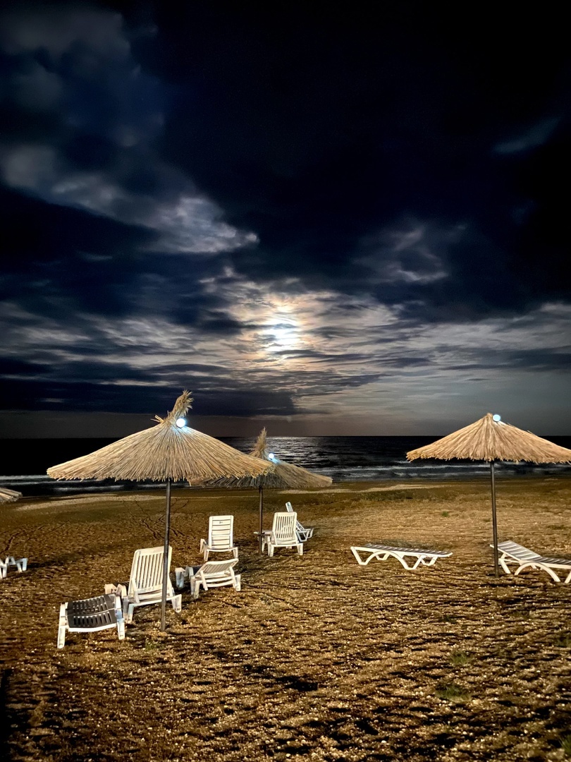 Широкие песчаные пляжи в Дагестане на Касписйком море