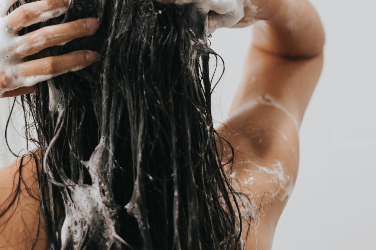 Массаж кожи головы во время мытья волос