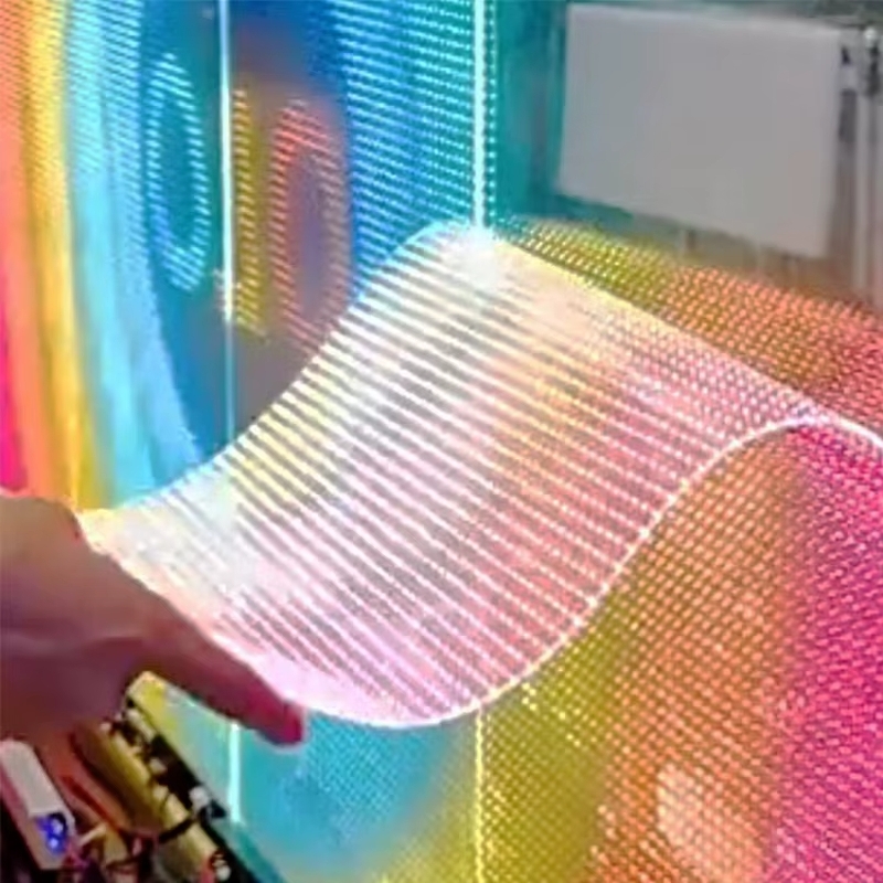 гибкая светящаяся LED-плёнка в процессе монтажа