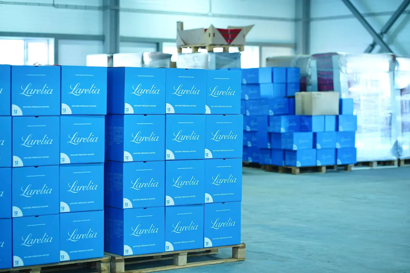 Коробки с водой Larelia на складе готовой продукции