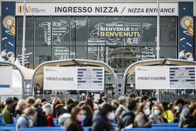 Visitatori all'ingresso del Salone del Libro di Torino