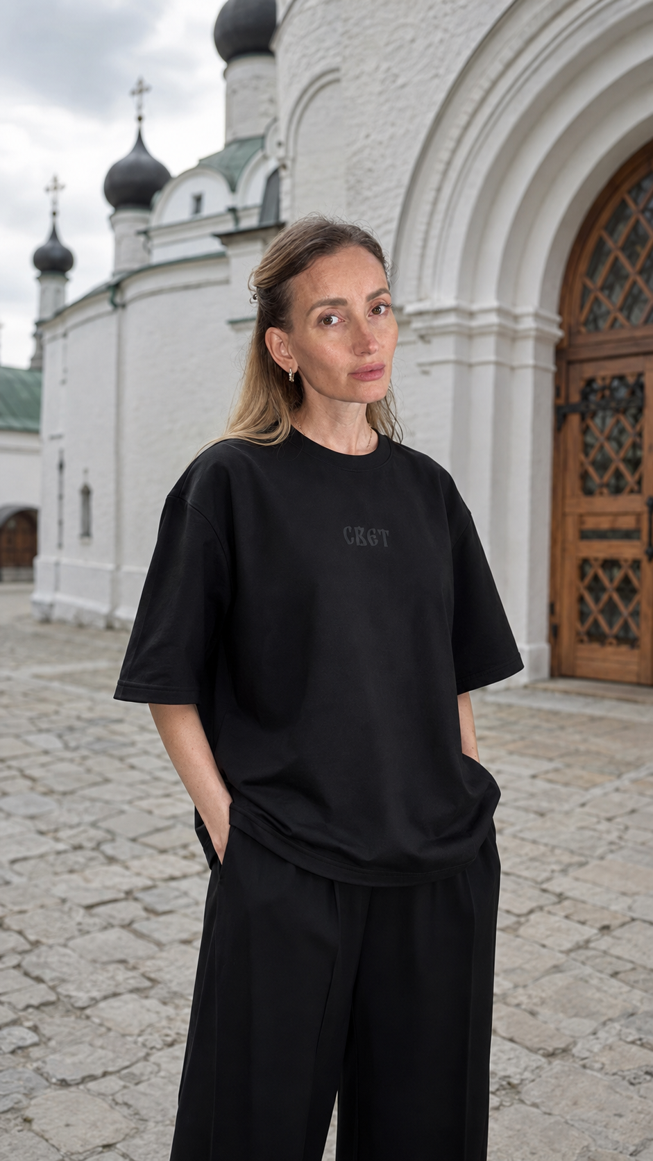 Дарья в чёрной футболке спереди, передний знак «СВЕТ»