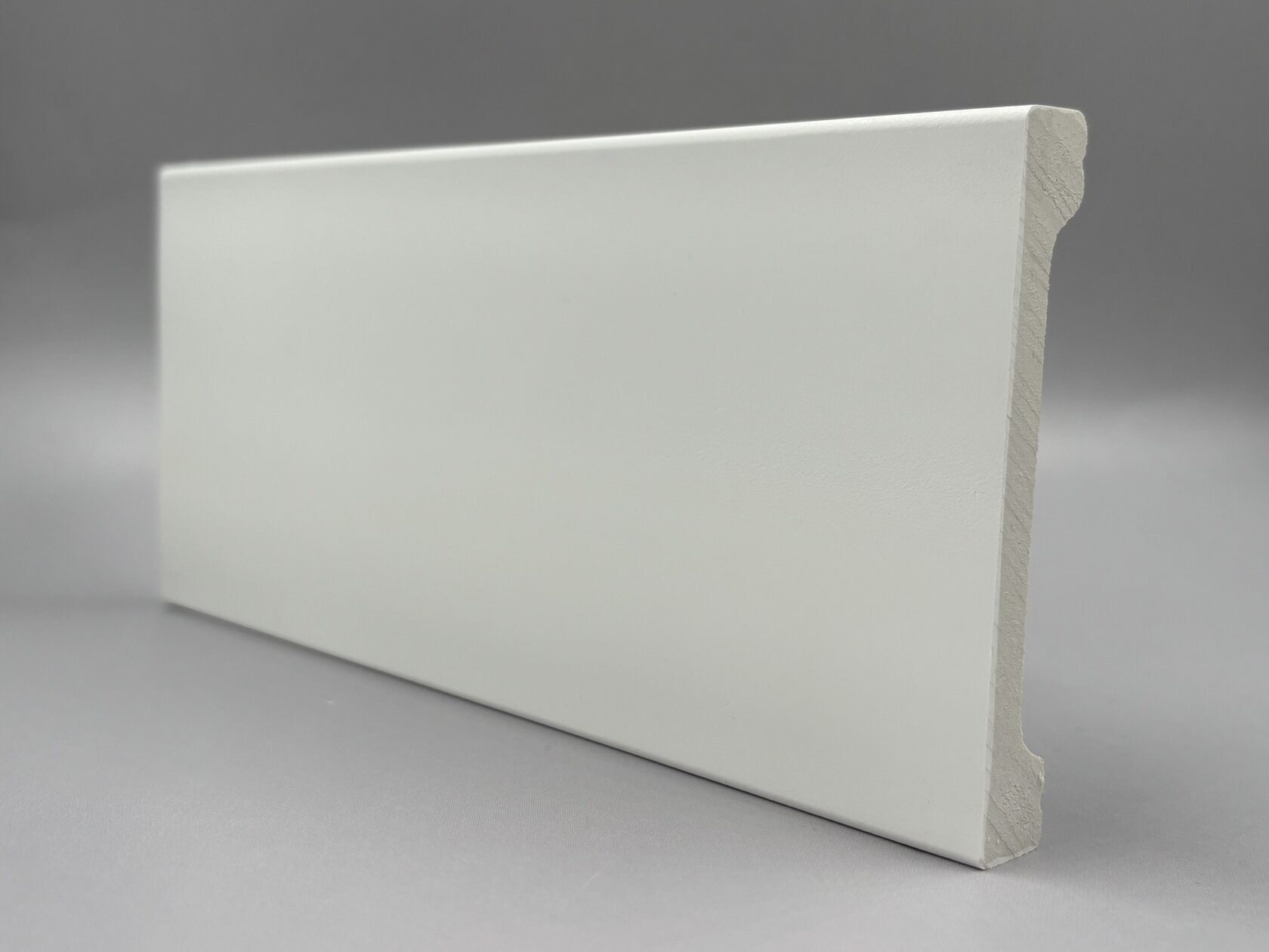 Плинтус влагостойкий для кварц-винила белый под покраску в Санкт-Петербурге (СПб)