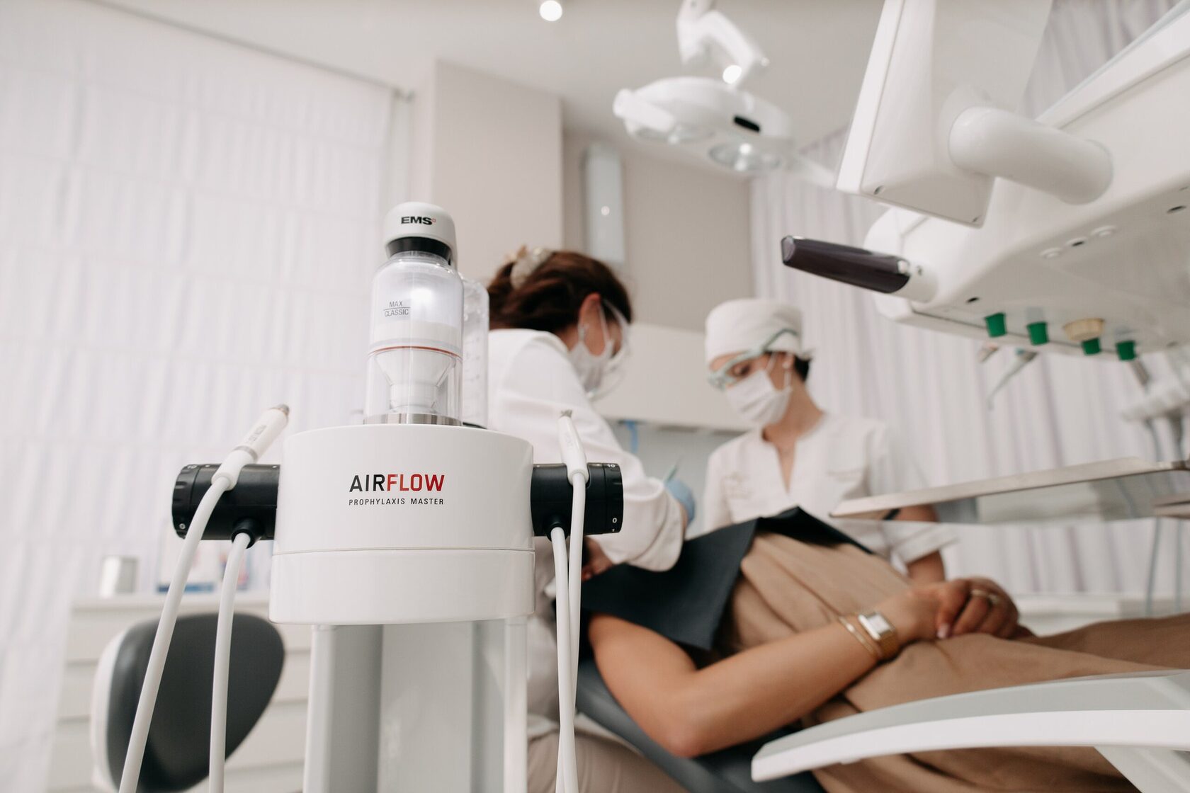 Профессиональная гигиена AIRFLOW: как проходит процедура в MEDICUS