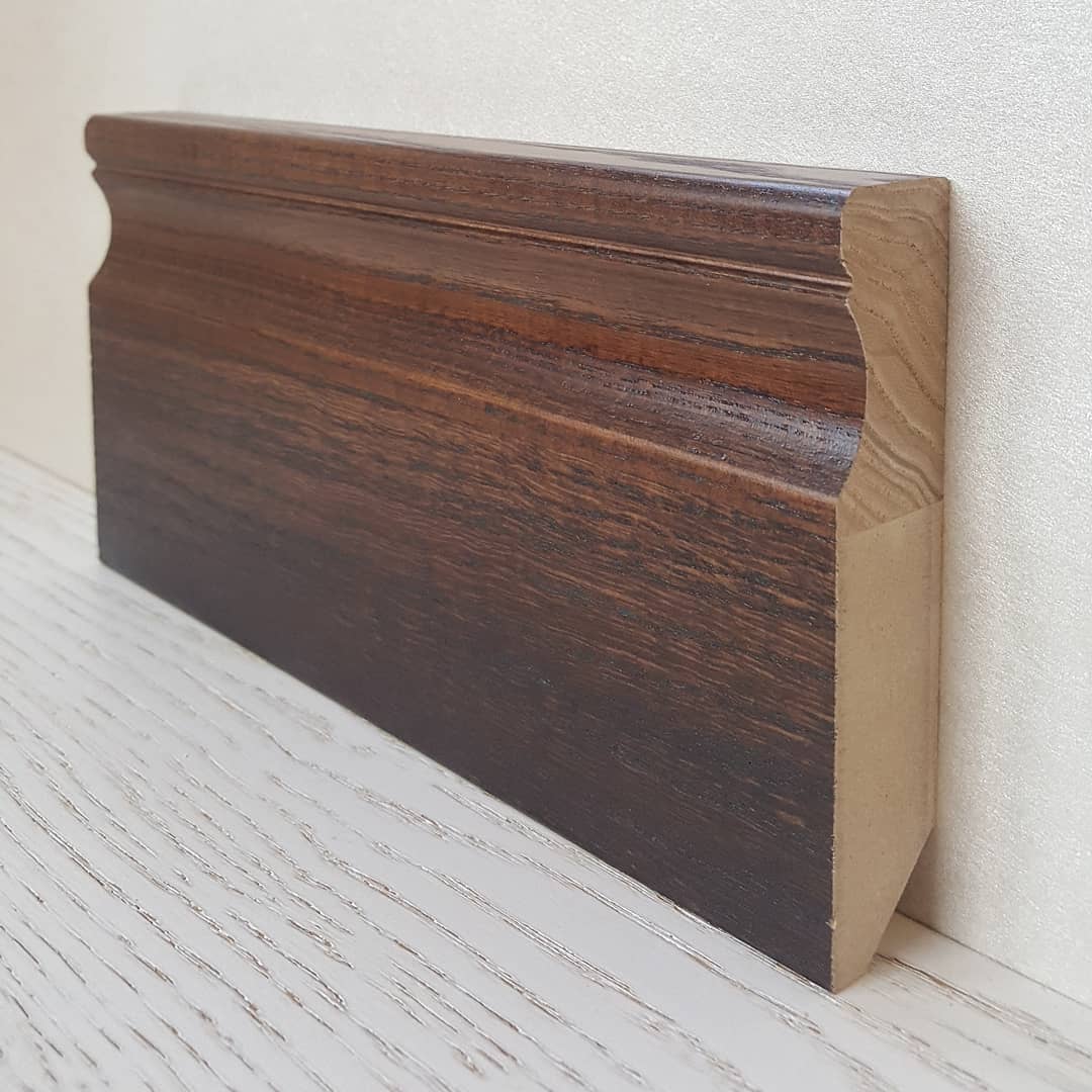 Плинтус, с натуральной текстурой и теплым оттенком