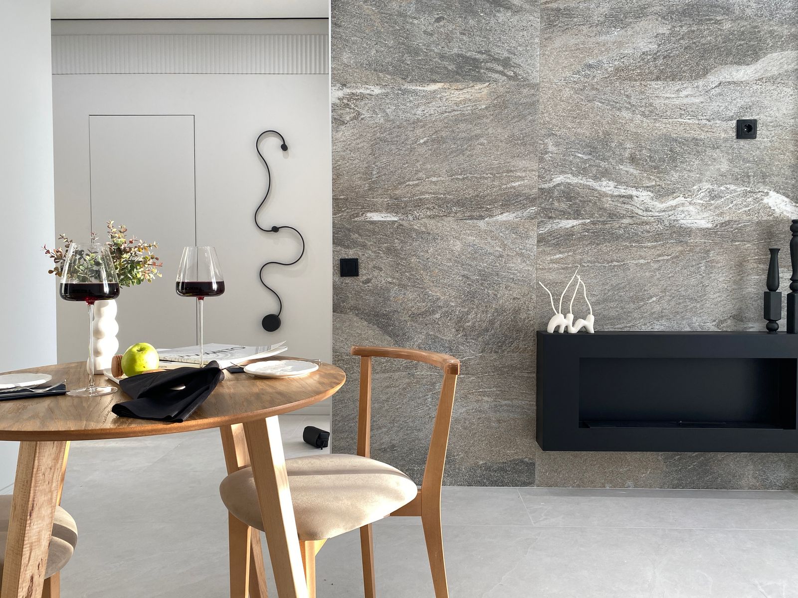 alt: Ремонт и отделка гостиной с декоративной покраской стен title: Современный косметический ремонт квартиры в Санкт-Петербурге ремонт кухни