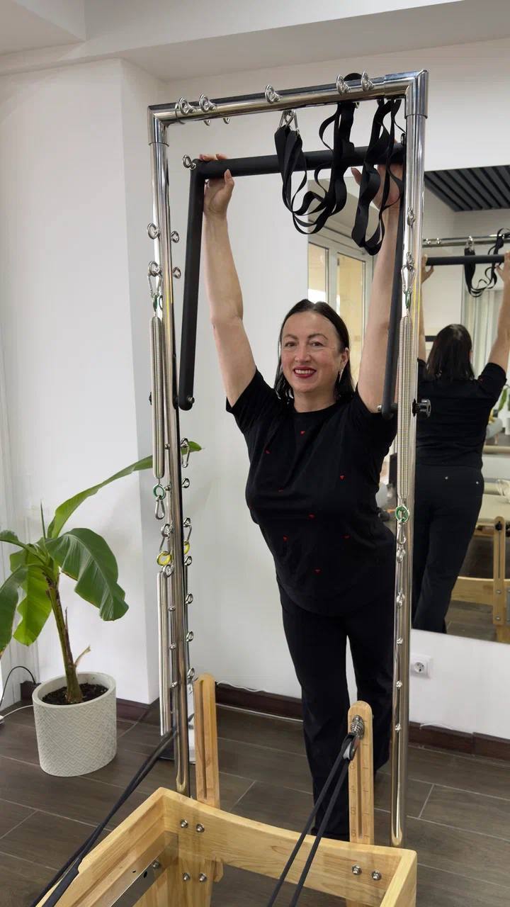 Инструктор Татьяна проводит тренировку на подвесном оборудовании в Pilates Mama. Занятия по методике body balance для детей и взрослых, женские практики и работа с глубокими мышцами тазового дна.