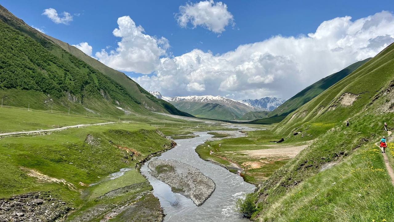 Грузия в апреле горы