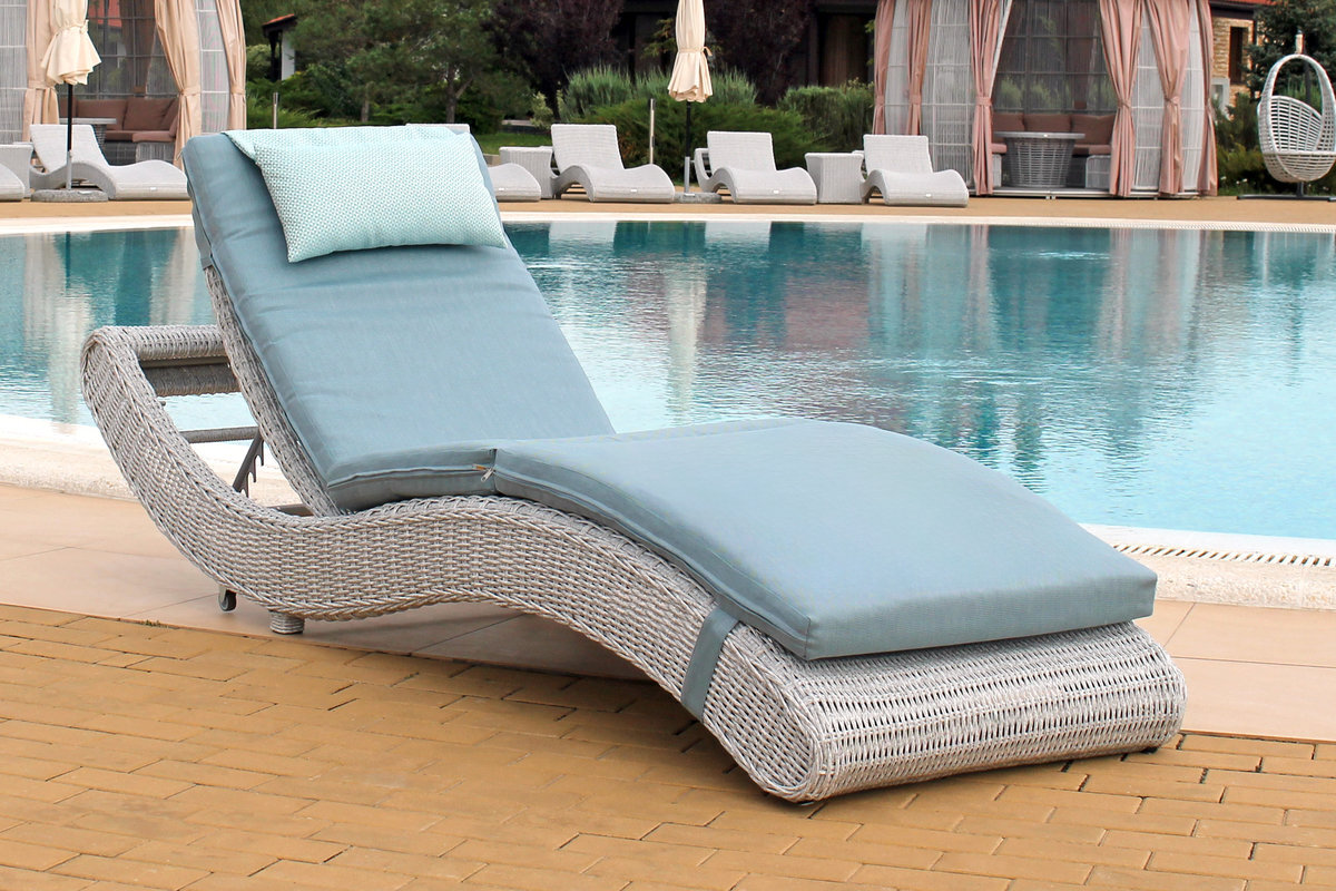 Шезлонги из экоротанга для бассейнов и пляжных зон