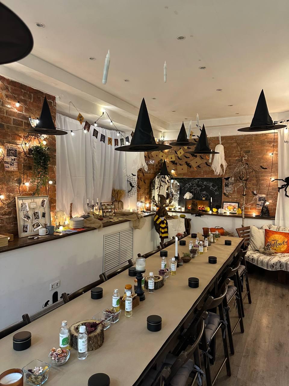 Зал LOFT с длинным столом и тематическим декором для осеннего мастер-класса
