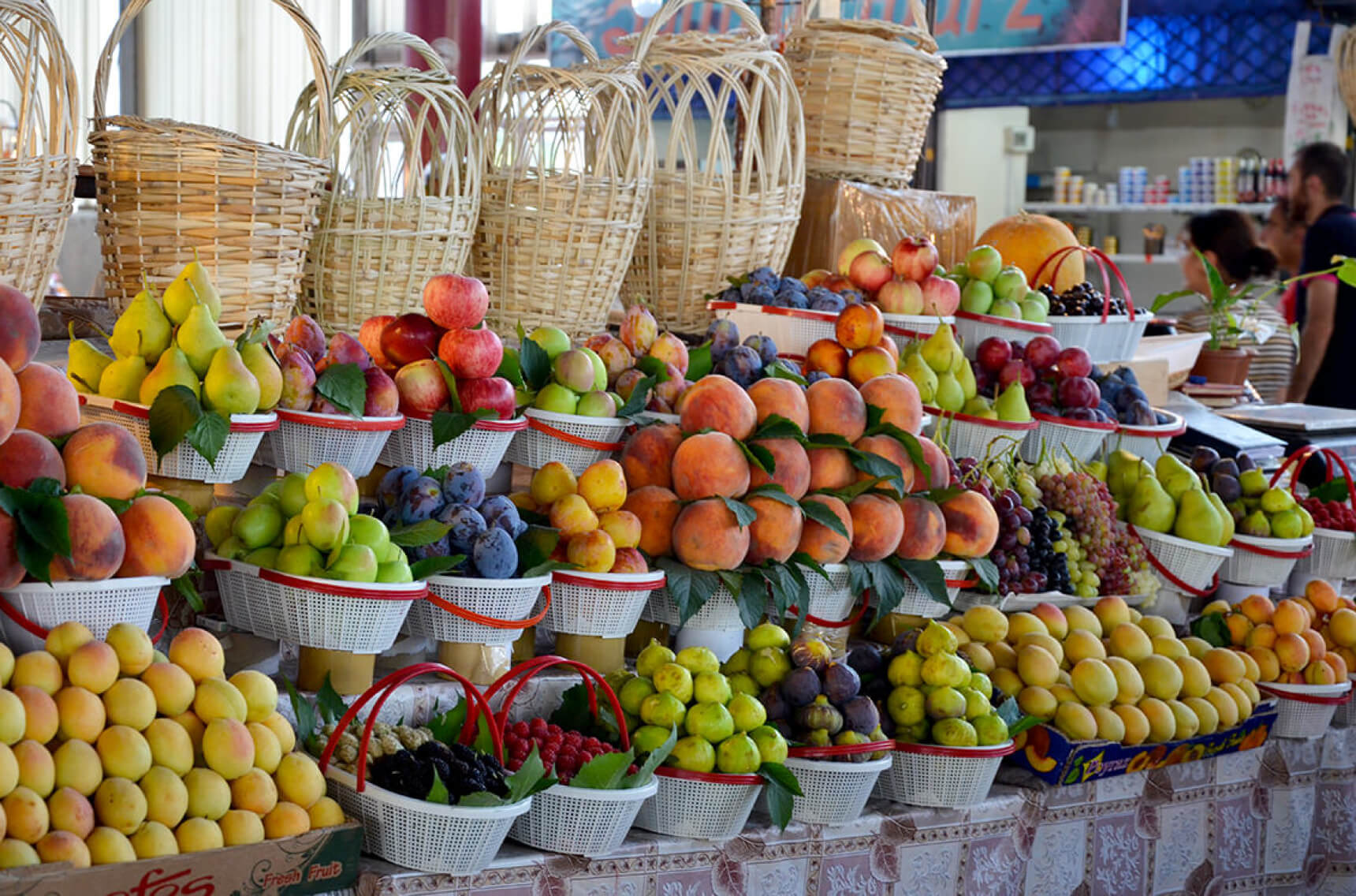 Фруктовый центр. Рынок фруктов в Ереване Вернисаж. Рынок ГУМ В Ереване. Рынок Вернисаж фруктов в Армении. Фруктовый рынок.
