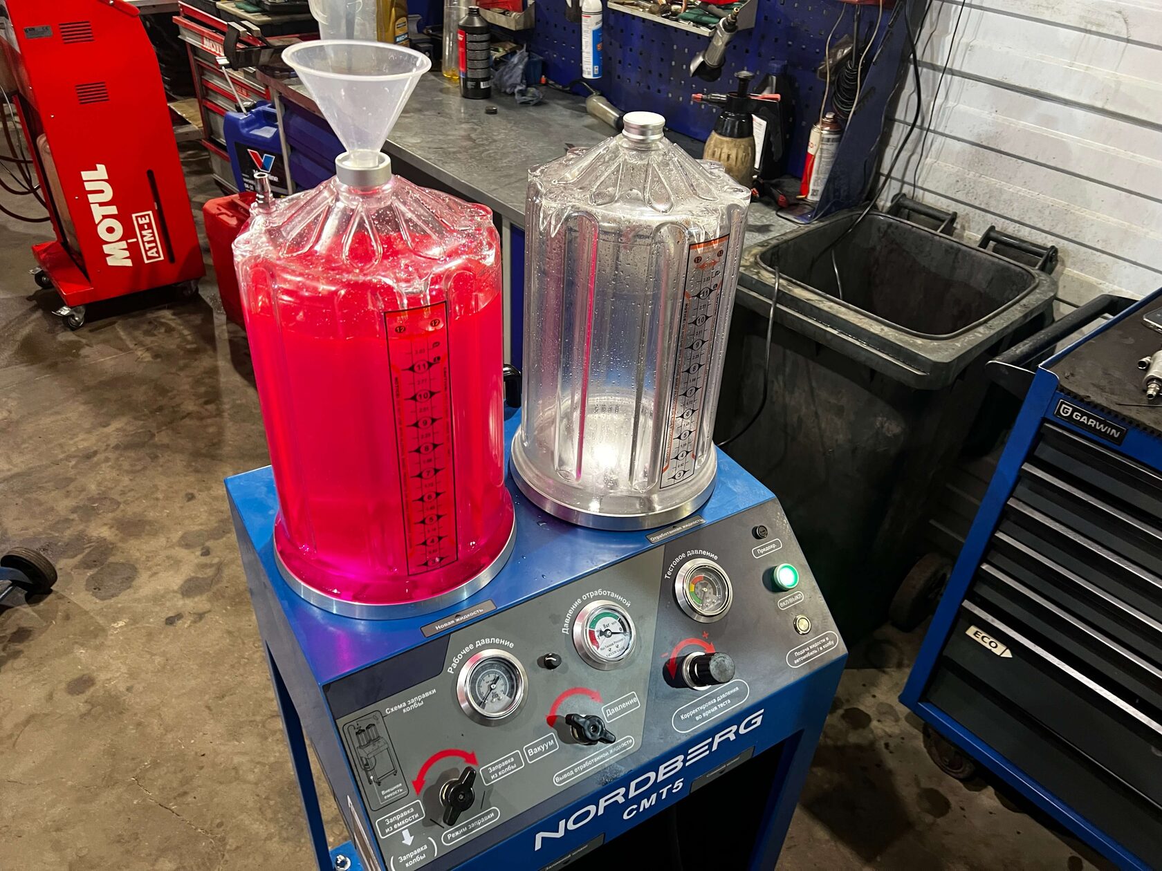 Процесс аппаратной замены охлаждающей жидкости VW Tiguan