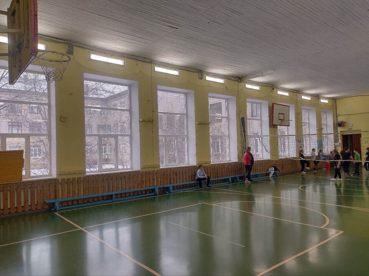 Спортзал гимназии №108 до ремонта, вид вдоль окон