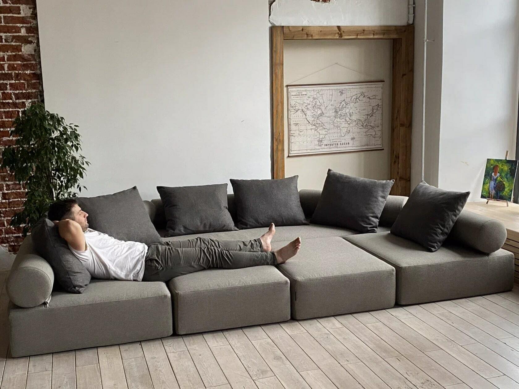 Низкие диваны для гостиной в современном стиле