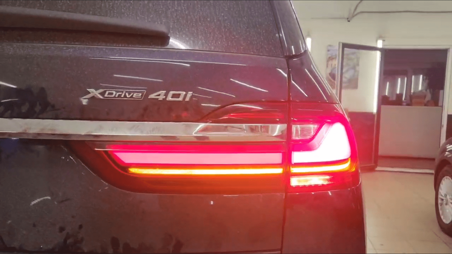 Переделка поворотников БМВ Х7 с красных на жёлтые в Light Studio Moscow.