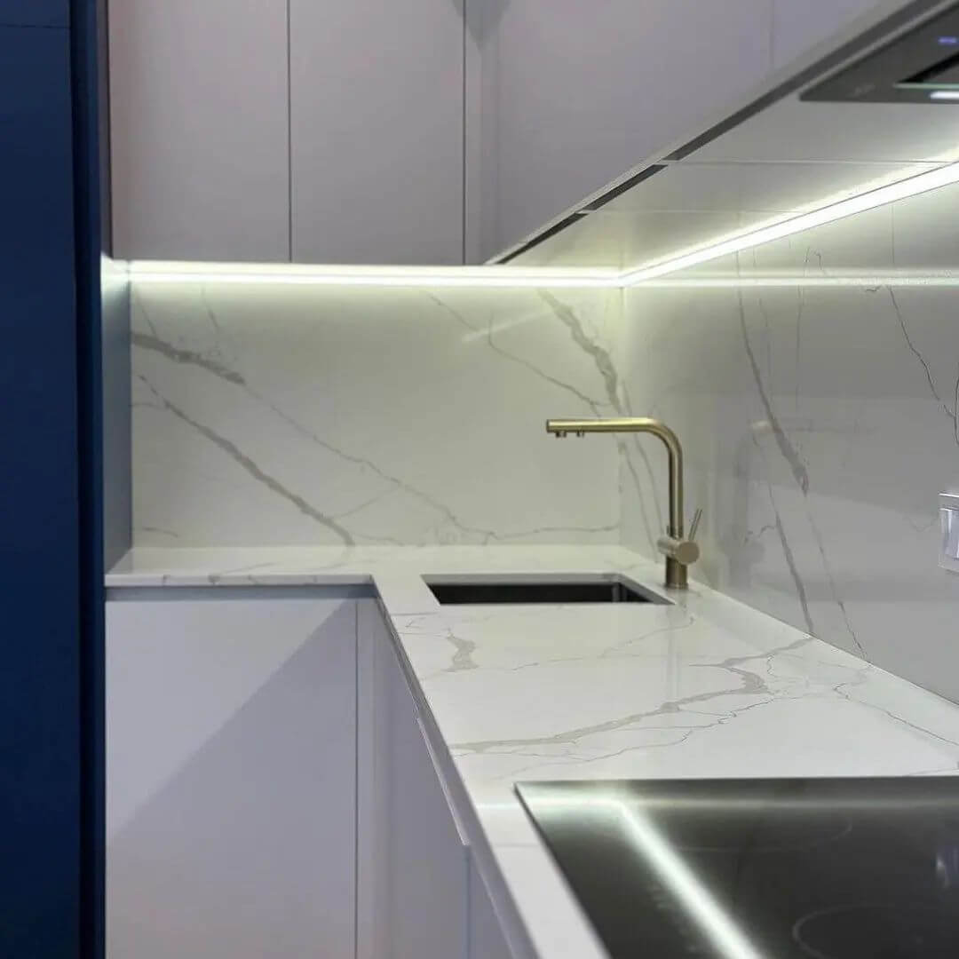 Кухня на заказ в Москве с подсветкой