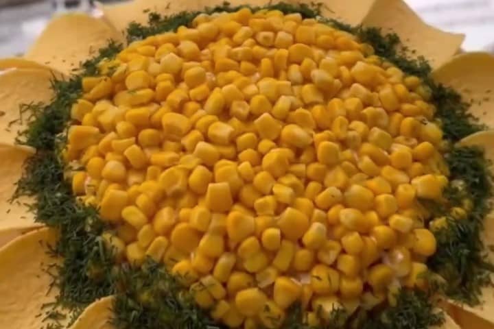 Приготовление салата «Подсолнух» с чипсами: шаг 6