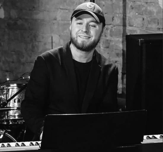 занятия по вокалу, современная хореография, денсхолл, творческие интенсивы, хип-хоп, эстрадная хореография, актерское мастерство, уроки игры на фортепиано, индивидуальный сольный проект, сонграйтинг, проектная группа