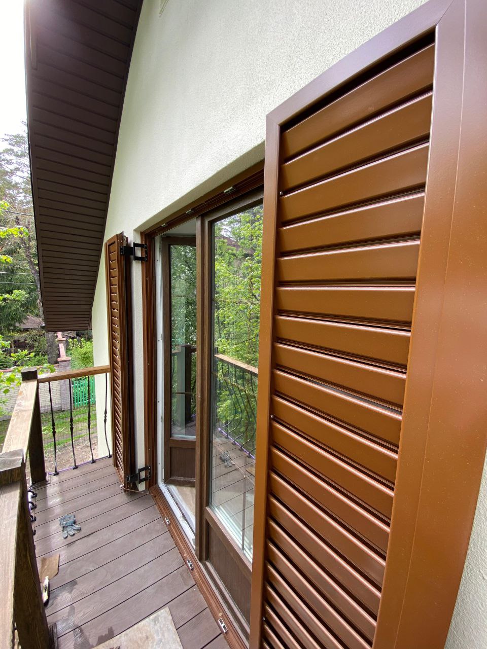 Ставни на балкон загородного дома