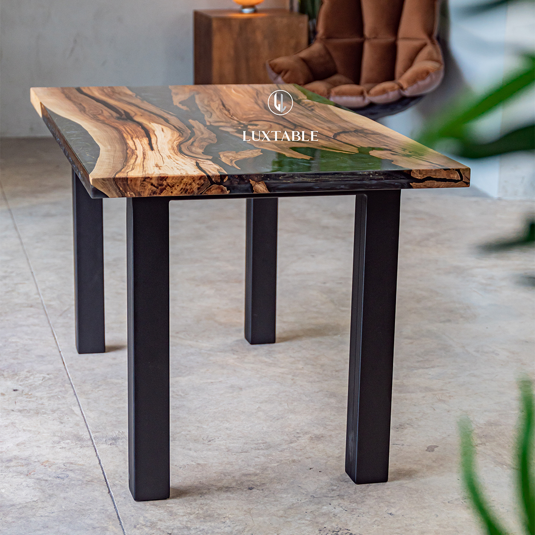 Epoxidharz Tische Alagoas aus europäischem Nussbaum und hellblauem Epoxidharz mit Metallic Effekt