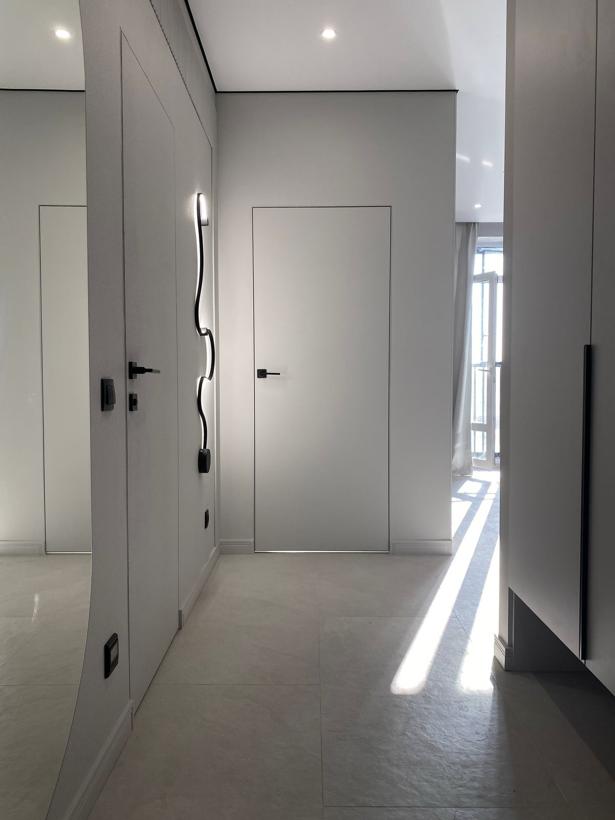 alt: Ремонт и отделка гостиной с декоративной покраской стен title: Современный косметический ремонт квартиры в Санкт-Петербурге