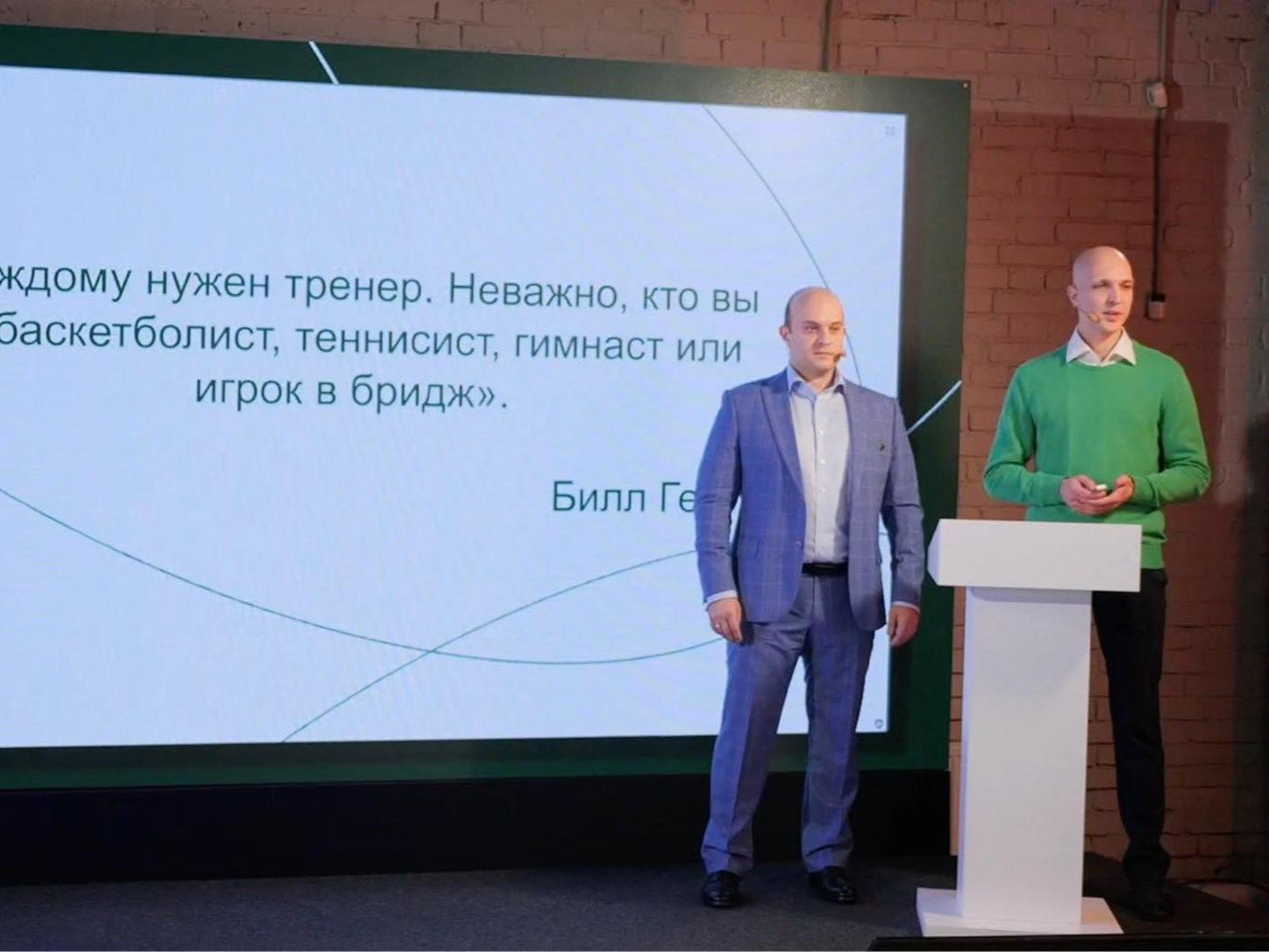 Студия с софт-боксами Aputure, установленными в отдалении — приборы не перекрывают зрителям обзор