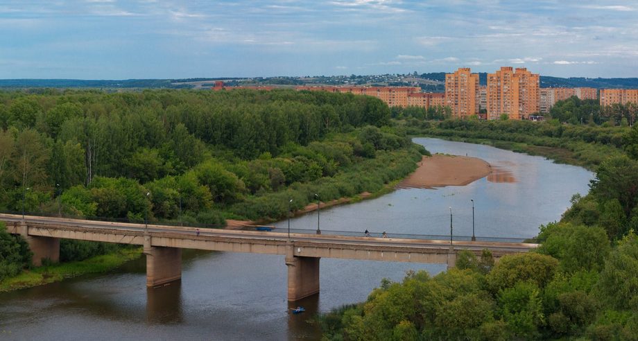 Мост через Чепцу связывает населенные пункты Глазовского района на правом берегу реки с административным центром и Ижевском (фото: Earl4eg/Википедия)