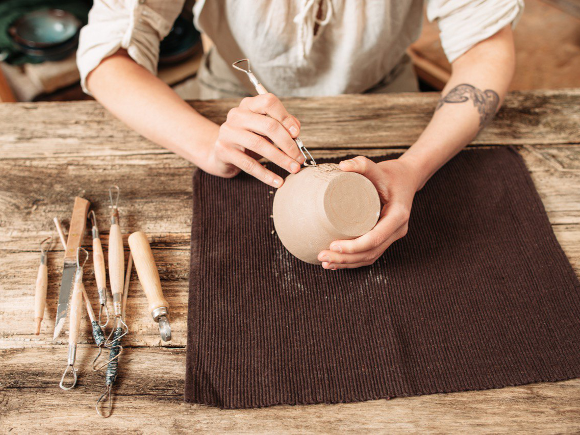 фото парня и девушки на романтическом свидании в публичном месте