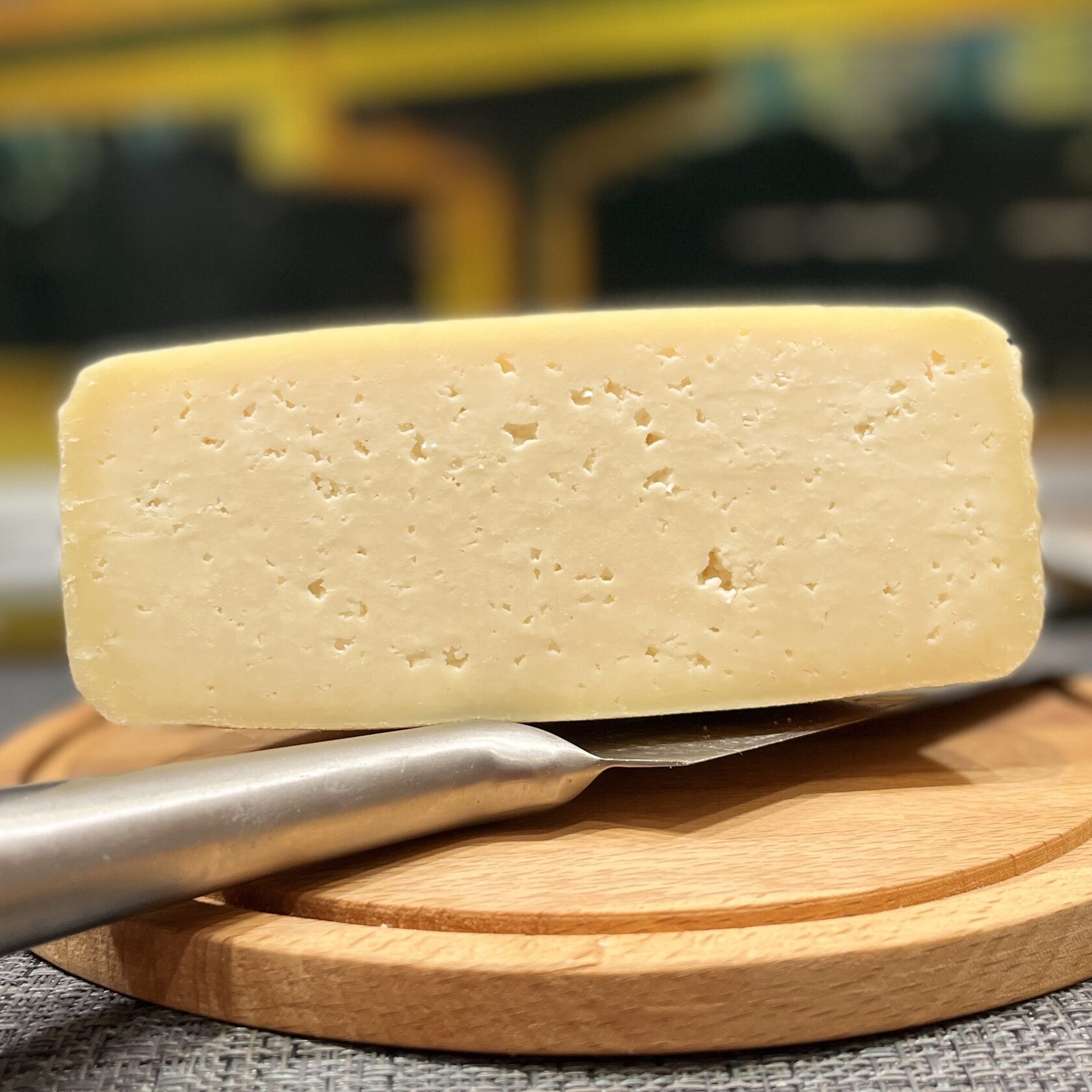 Cheese us. Швейцарский сыр. Швейцария сыр. Швейцарский сыр рецепт. Сыр швейцарский чб.