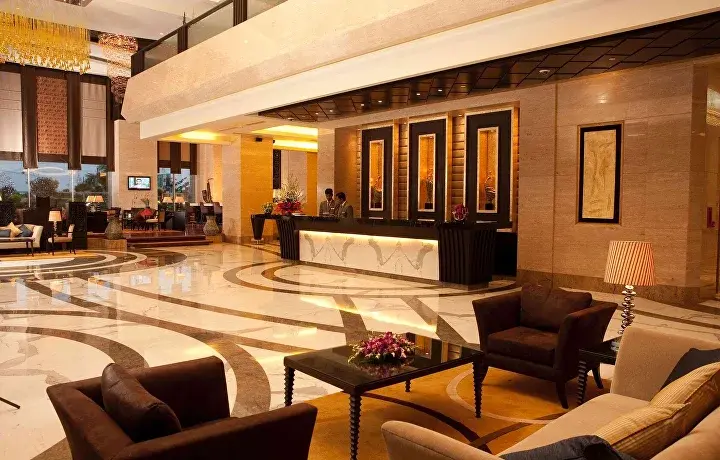 Лобби отеля Николай I Hotel and Spa с панорамными окнами