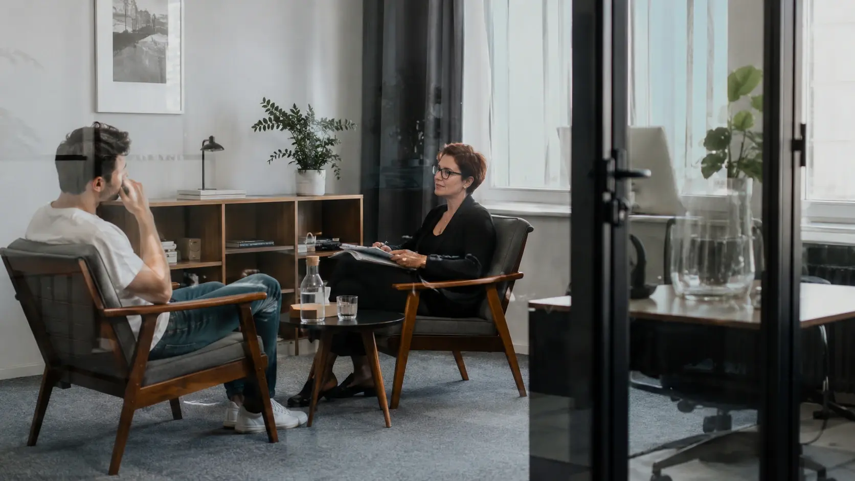 Клиент разговаривает с психотерапевтом о бессоннице, тревоге и снижении настроения.